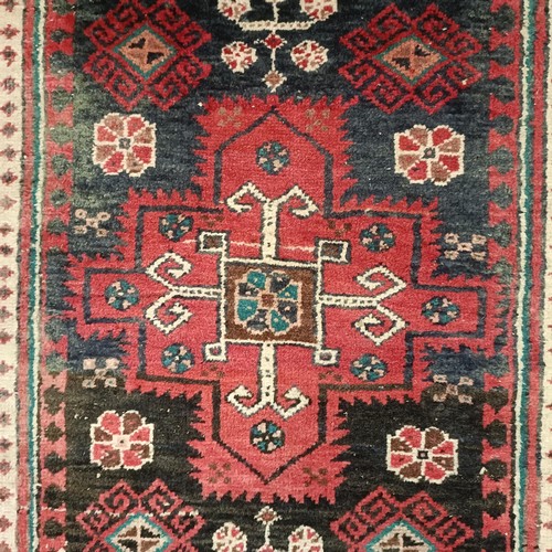 1085 - A red ground rug, 188 x 108 cm