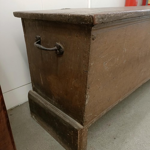 1058 - An oak coffer, 130 cm wide