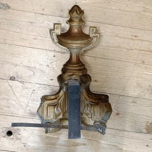 1070 - A gilt metal fender, with urn finials, 124 cm wide