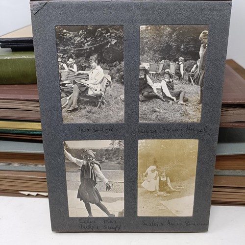 694 - Assorted vintage photograph albums (box)