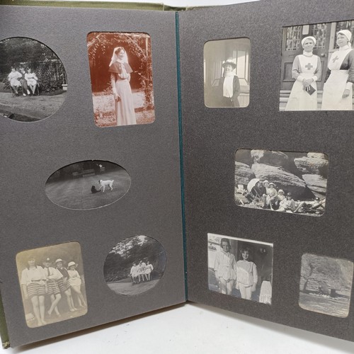 694 - Assorted vintage photograph albums (box)