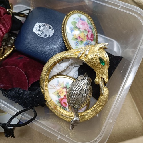 844 - Assorted costume jewellery and medals