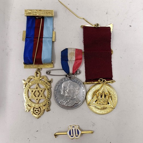 844 - Assorted costume jewellery and medals