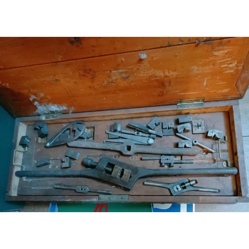 277 - A tap and die set, in a wooden box, 64 cm wide, a sander polisher, valet set, steering wheel, claxon... 