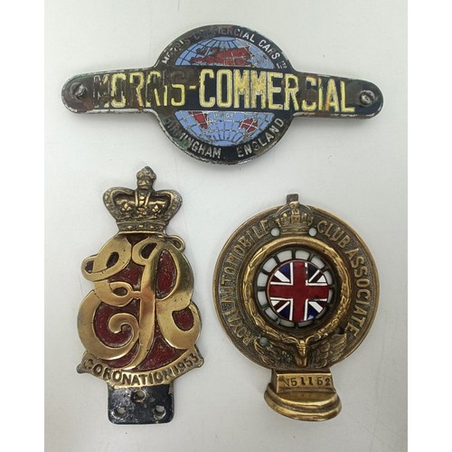 423 - A Queen Elizabeth II Coronation 1953 car badge, an RAC car badge, and a Morris - Commercial radiator... 