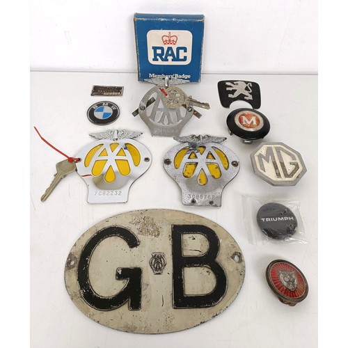 426 - Three AA badges, with two keys, a GB/AA aluminium badge, an RAC badge, and a small group of car badg... 