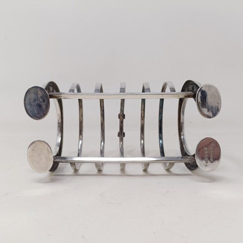 709 - A late Victorian silver plated novelty toast rack, the ends in the form of horseshoes, 14 cm wide