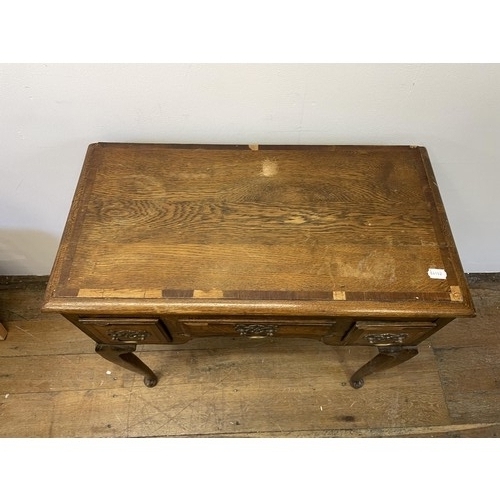 1080 - An oak lowboy, 76 cm wide