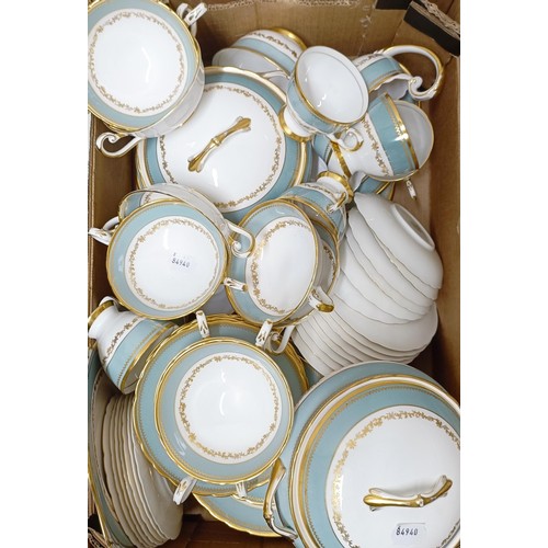 807 - A Tuscan Westbury pattern dinner service (qty)