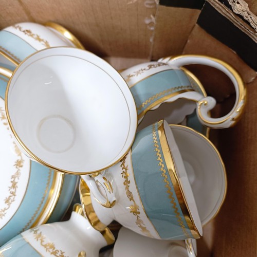 807 - A Tuscan Westbury pattern dinner service (qty)