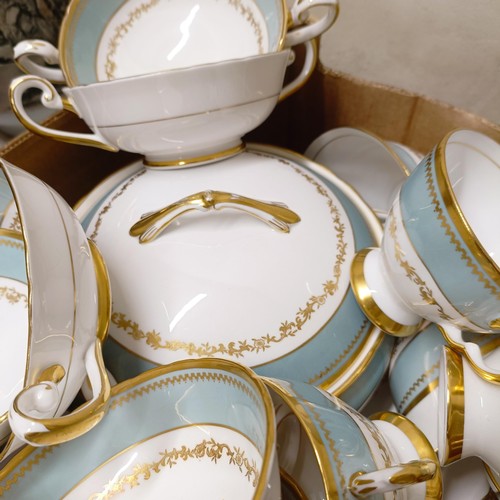 807 - A Tuscan Westbury pattern dinner service (qty)