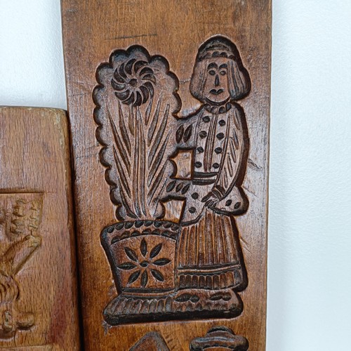 810 - A carved wooden cookie mould, and four others (5)