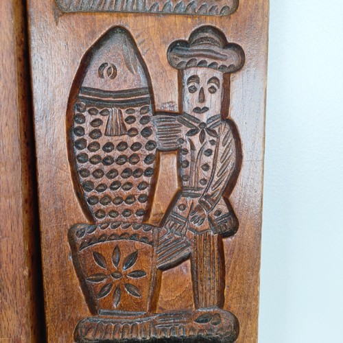 810 - A carved wooden cookie mould, and four others (5)