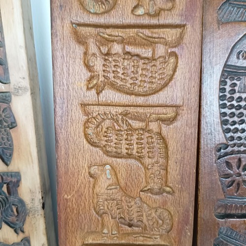 810 - A carved wooden cookie mould, and four others (5)