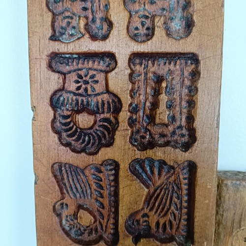 810 - A carved wooden cookie mould, and four others (5)