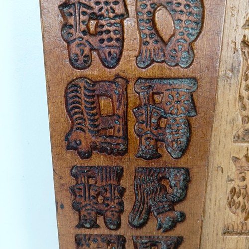 810 - A carved wooden cookie mould, and four others (5)