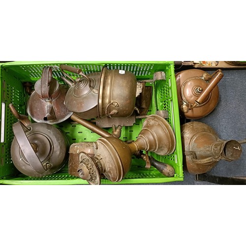 860 - Assorted brass and copperware (box)