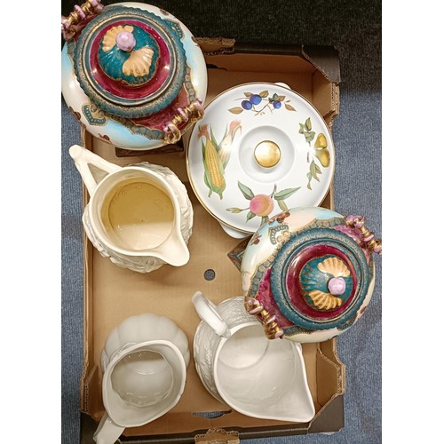 867 - A Chinese teapot, assorted Royal Worcester Evesham dinnerware, a part tea set and other ceramics (4 ... 