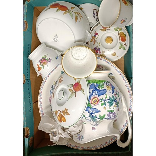 867 - A Chinese teapot, assorted Royal Worcester Evesham dinnerware, a part tea set and other ceramics (4 ... 