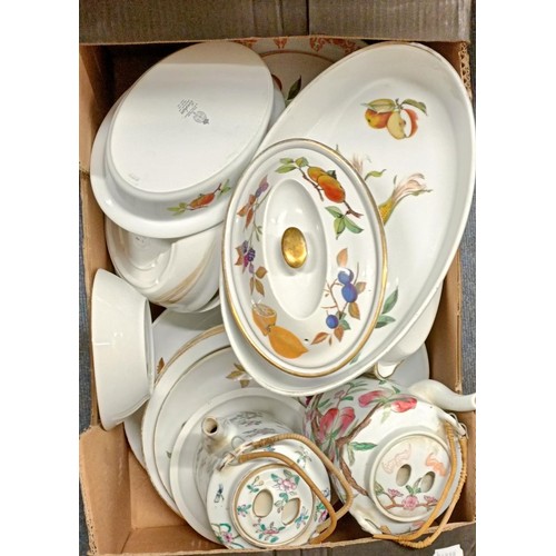 867 - A Chinese teapot, assorted Royal Worcester Evesham dinnerware, a part tea set and other ceramics (4 ... 