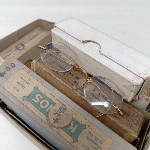 900 - Assorted vintage spectacles (qty)