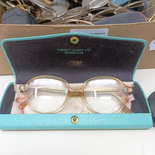 898 - Assorted vintage spectacles (qty)