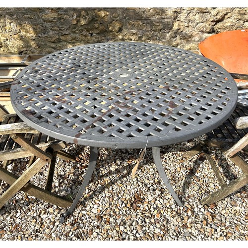 1089 - A large metal garden table, 114 cm diameter, and two wooden garden chairs (3)