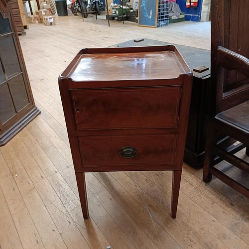 1099 - A mahogany tray top commode