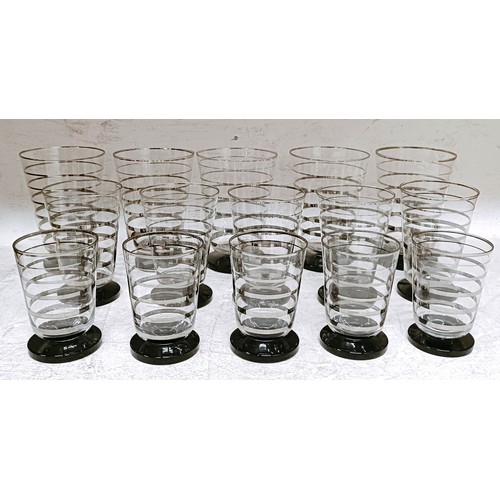 878 - A suite of Art Deco glassware (qty)