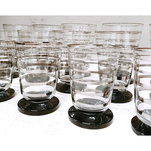 878 - A suite of Art Deco glassware (qty)