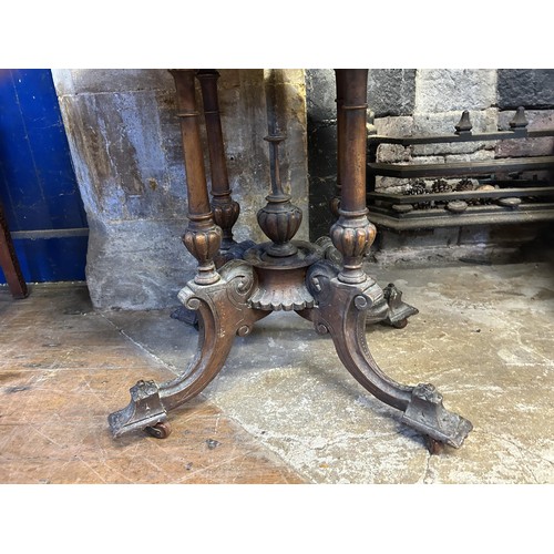 1011 - A 19th century walnut oval table, 106 cm wide