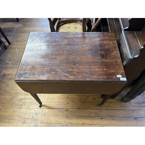 1066 - A mahogany Pembroke table, 60 cm wide