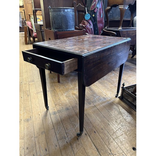 1066 - A mahogany Pembroke table, 60 cm wide