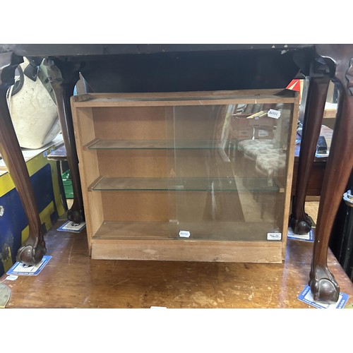 960 - A vintage table top glass display cabinet, with an enamel base, 60 cm wide, three other table top di... 