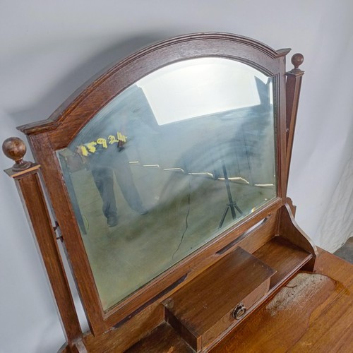 35 - An Edwardian oak dressing chest, 107 cm wide