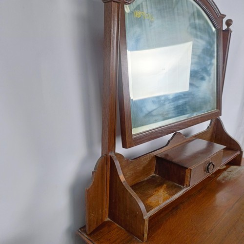 35 - An Edwardian oak dressing chest, 107 cm wide