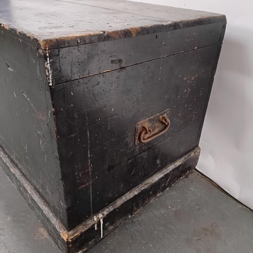 89 - A Victorian painted trunk, 97 cm wide