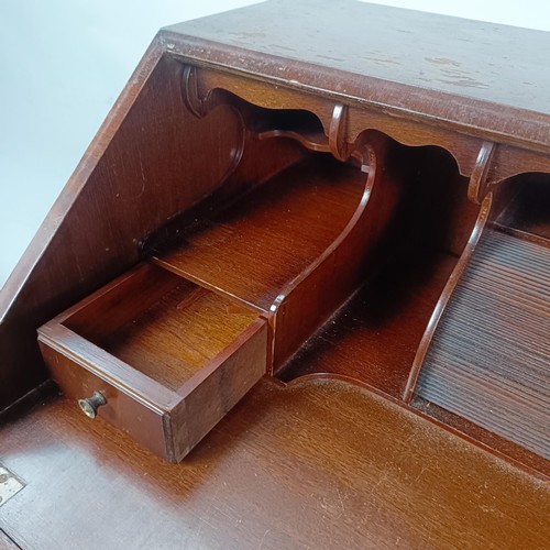 98 - A mahogany bureau, 80 cm wide