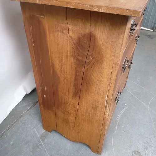 100 - An early 20th century walnut dressing chest, 85 cm wide