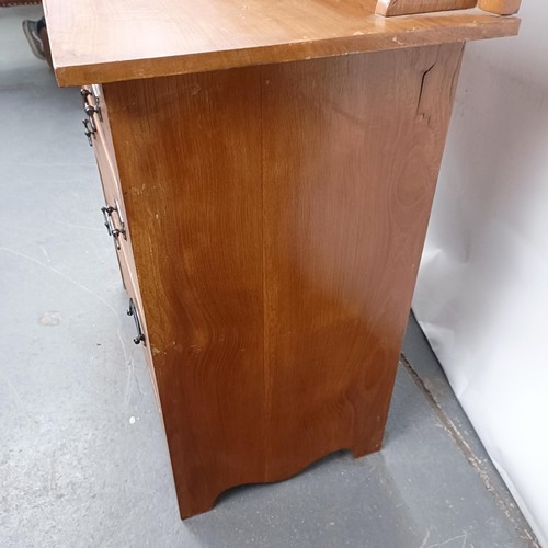 100 - An early 20th century walnut dressing chest, 85 cm wide