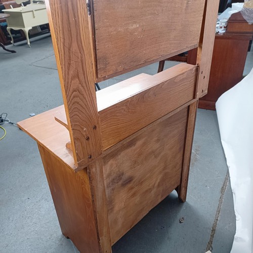 100 - An early 20th century walnut dressing chest, 85 cm wide