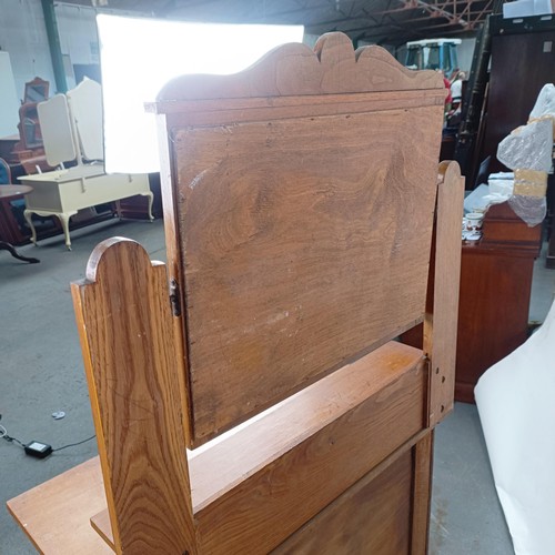 100 - An early 20th century walnut dressing chest, 85 cm wide