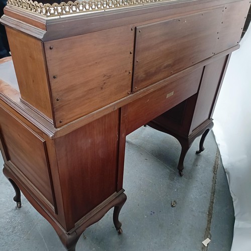 102 - A late 19th/early 20th century walnut writing desk, having eight drawers, and a central faux drawer,... 