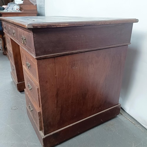 99 - An Edwardian mahogany pedestal desk, of nine drawer configuration, 122 cm wide