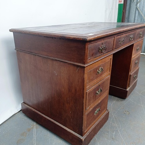 99 - An Edwardian mahogany pedestal desk, of nine drawer configuration, 122 cm wide