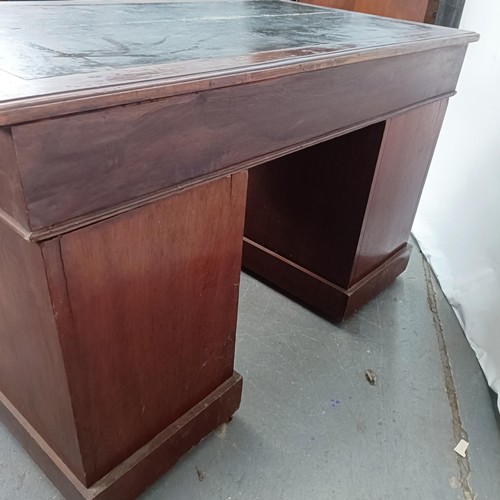 99 - An Edwardian mahogany pedestal desk, of nine drawer configuration, 122 cm wide