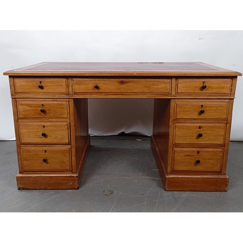 103 - An Edwardian walnut pedestal desk, of nine drawer configuration, 125 cm wide