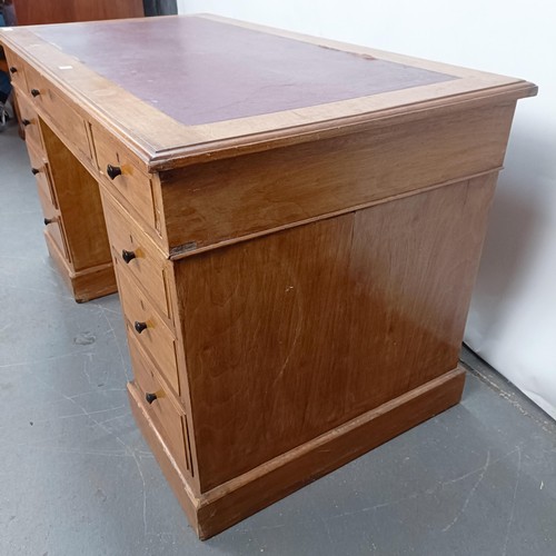 103 - An Edwardian walnut pedestal desk, of nine drawer configuration, 125 cm wide