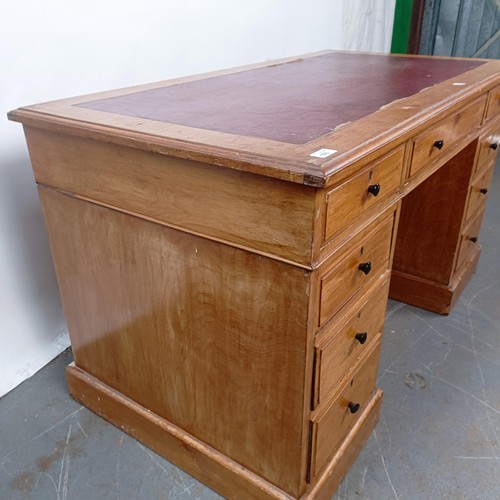 103 - An Edwardian walnut pedestal desk, of nine drawer configuration, 125 cm wide