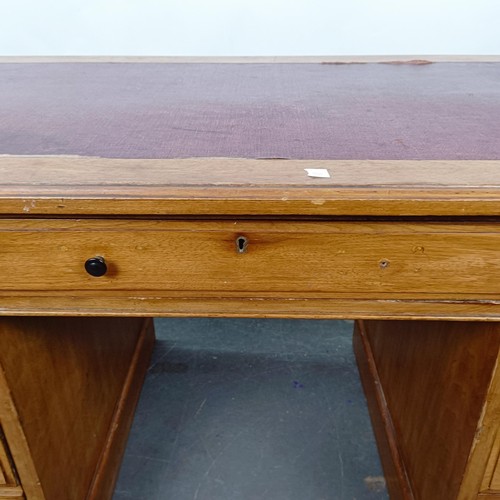 103 - An Edwardian walnut pedestal desk, of nine drawer configuration, 125 cm wide